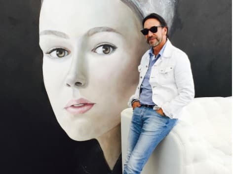 Quien ha viajado con Marco, ha sido testigo que el cantante viaja con varias maletas repletas de ropa, trajes para el espectáculo, sus gorras, pantalones y sobre todo sus chamarras.