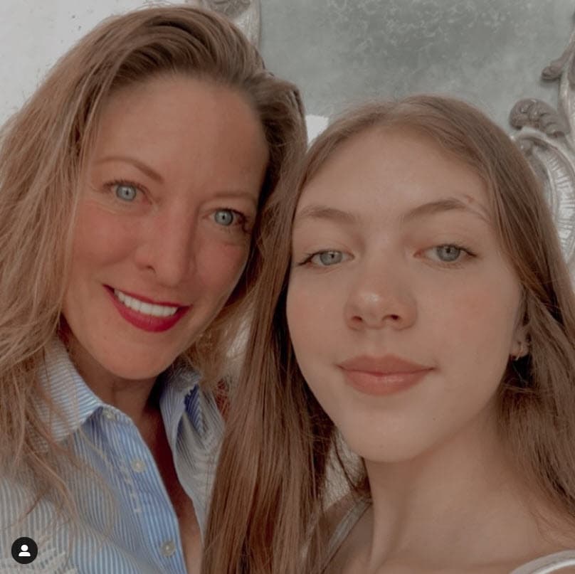 <b><a href="https://www.univision.com/famosos/hija-no-reconocida-actor-jorge-salinas-debutara-modelo-europa">La jovencita tiene 14 años</a></b> y es hija de la actriz Andrea Noli.
<br>