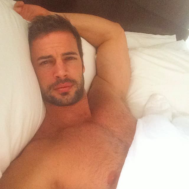 Si creías que este papacito se alimenta con puras ensaladas y batidos de proteínas...