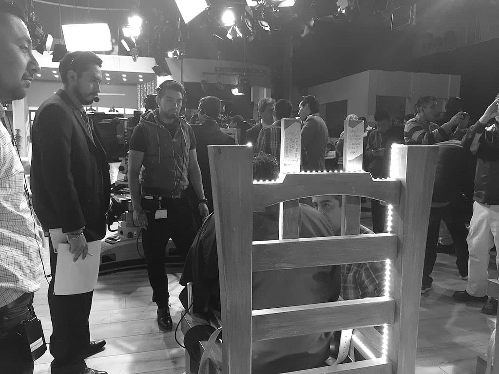 Probando la silla eléctrica para que de los mejores toques.