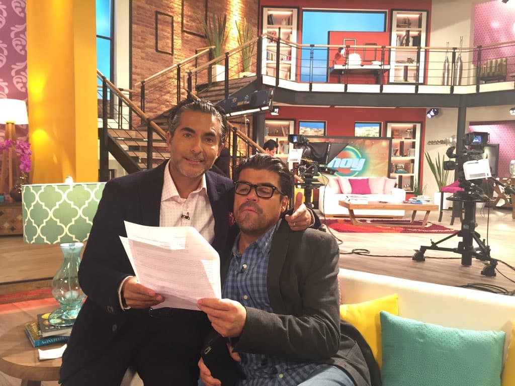 Los chicos preparándose antes de salir a cuadro.