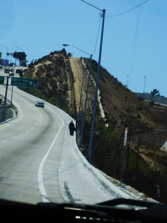 La barda fronteriza vista desde la carretera que lleva a Playas de Tijuana.