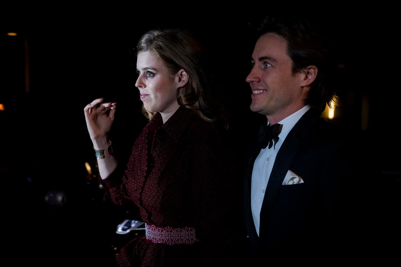 Edoardo es hijo adoptivo de Christopher Shale, quien fue amigo cercano del exprimer ministro británico David Cameron.