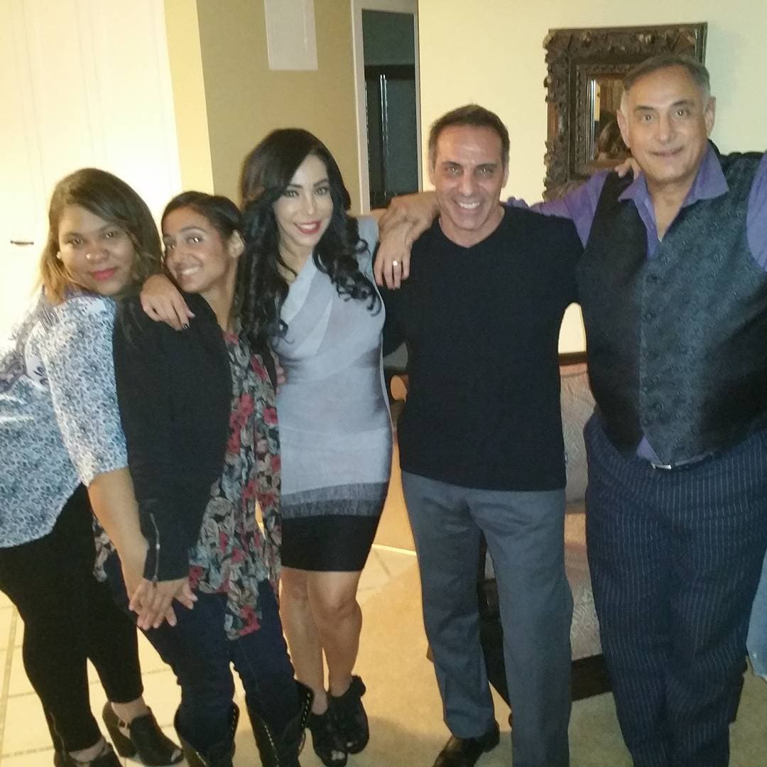 La joven pudo despertar al cabo de unos días para confort de la periodista y su familia, quienes han recibido múltiples muestras de cariño por parte de los seguidores de la reportera.
<br>