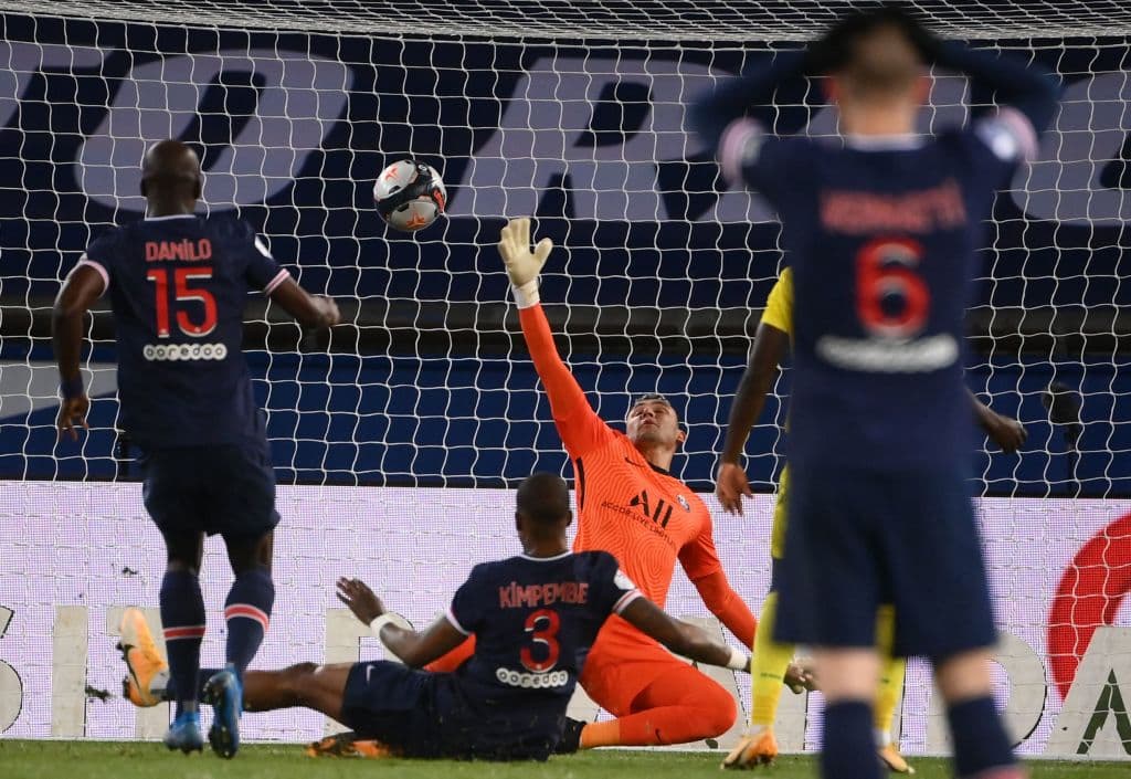 Nantes se lleva la victoria del Parc Des Princes 2-1 ante el Paris Saint-Germain. Los goles de los visitantes corrieron a cargo de Randal Kolo y Moses Simon, mientras que por parte de los parisinos, Julian Draxler hizo el único tanto durante la Jornada 29 de la Ligue 1.