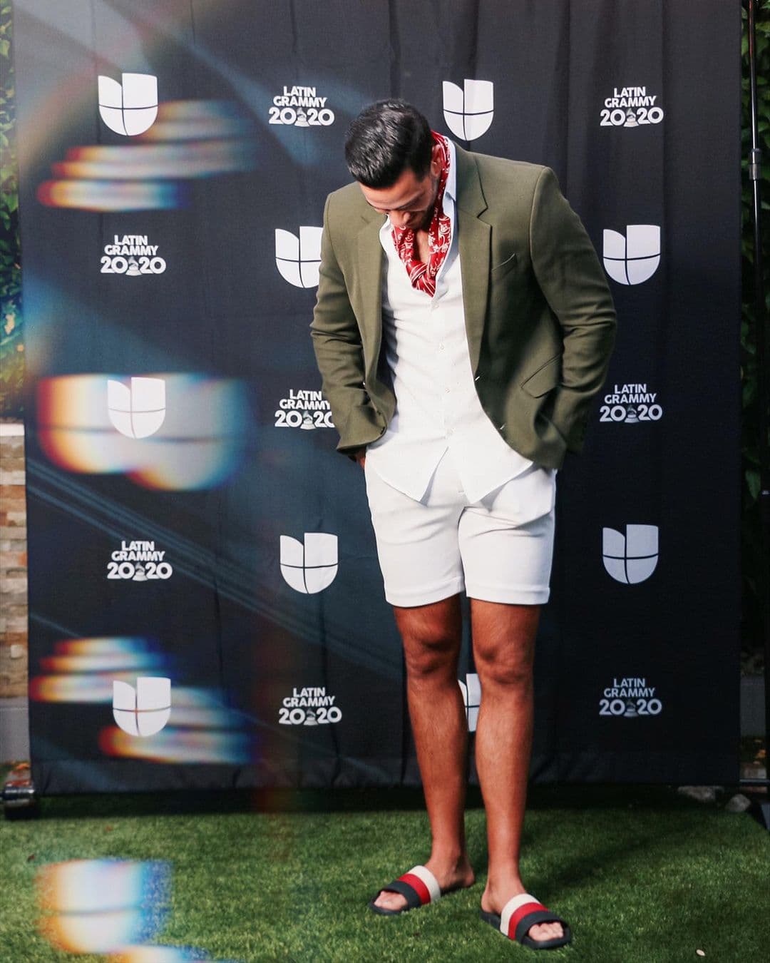 Y Yisus... pues Yisus lució un atuendo a la moda, pero a la moda del home office: muy elegante de la cintura para arriba, pero cómodo y fresco en el resto.