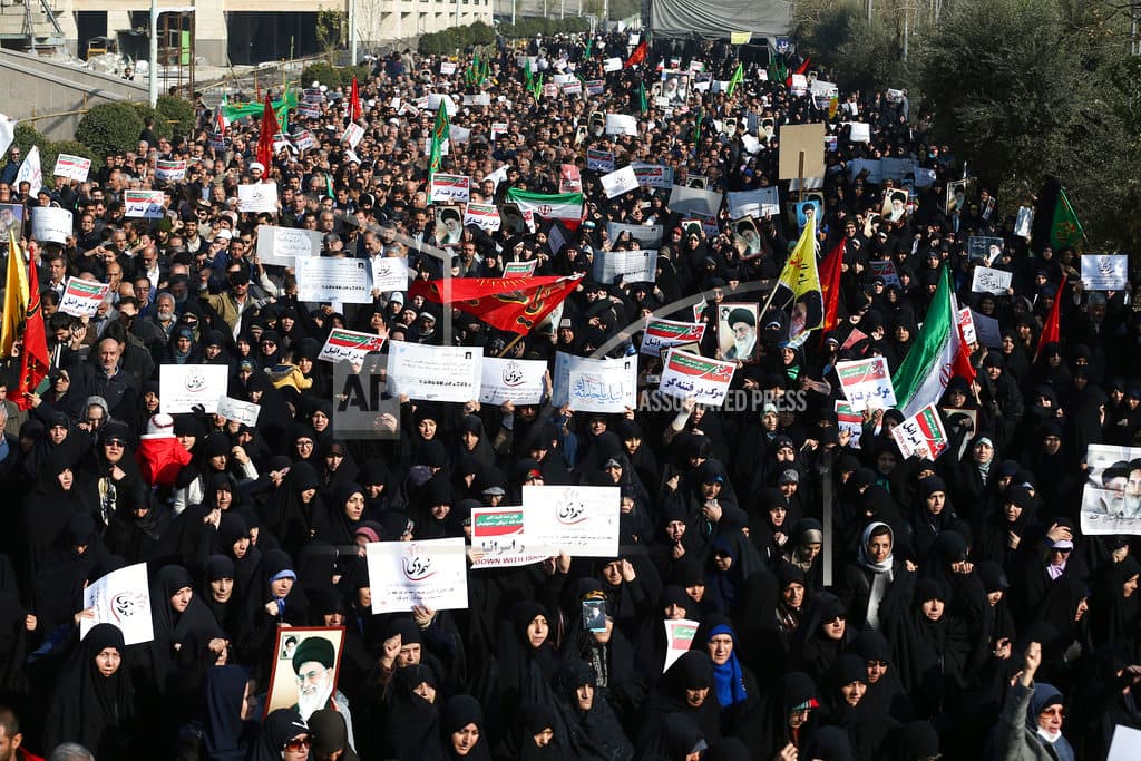 Unas 4.000 personas, partidarias de la línea dura de las autoridades, celebraron su propia manifestación en apoyo al clero de la República Islámica. La televisión estatal acusó a "grupos contrarrevolucionarios y los medios de comunicación extranjeros" de fomentar el caos al reportar "reuniones ilegales".