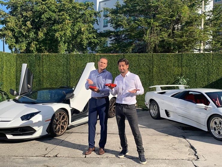 Jaime Gabaldoni, nuestro experto en autos, nos visitó acompañado de 
<a href="https://www.univision.com/shows/despierta-america/con-cual-super-carro-te-quedas-jaime-gabaldoni-nos-muestra-lo-clasico-vs-lo-moderno-video">dos potentes motores</a>: un Lamborghini Diablo y un Lamborghini Aventador SVJ Roadster.