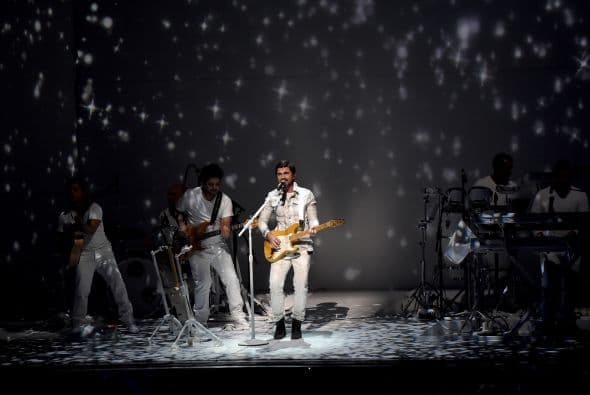 Juanes se lució en el escenario, pues nos ofreció un número musical en el que incluyó ‘Me enamoré de ti’, ‘Me enamora’, ‘La camisa negra’ y ‘La Luz’.