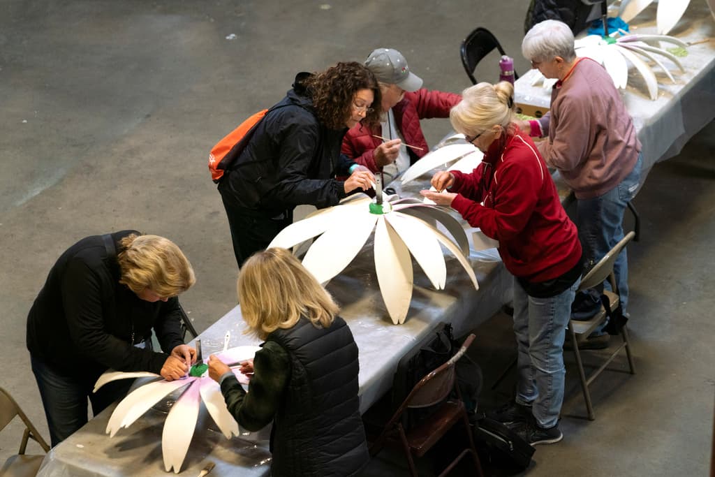 La carroza de la ciudad de Torrance llevará enormes flores, cubiertas de más flores. Este año, el tema del Desfile de las Rosas es: "Celebremos el mundo de la música, un lenguaje universal".