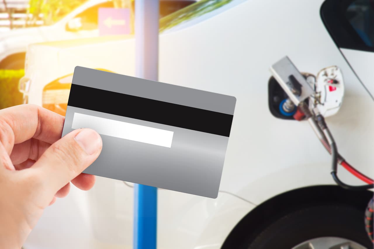 <b>Busca establecimientos o adquiere alguna tarjeta que otorguen puntos</b>
<br>Algunas tiendas de autoservicio tienen programas de lealtad en los que acumulas puntos o dinero que después puedes cambiar por gasolina en la estación de servicio con la que tengan convenio. En ciertas épocas del año dan puntos dobles. Investiga si en tu estado alguna cadena de supermercados tiene este tipo de promociones y aprovéchalas.
<br>Algunas tarjetas de crédito y membresías ofrecen acumulación de puntos por cada compra de gasolina que realices, mismos que después puedes canjear por otro producto, servicio u obtener descuentos. Es cuestión de acostumbrarse y mostrar tu tarjeta cada vez que acudas a la estación de servicio. 
<br>
<br>