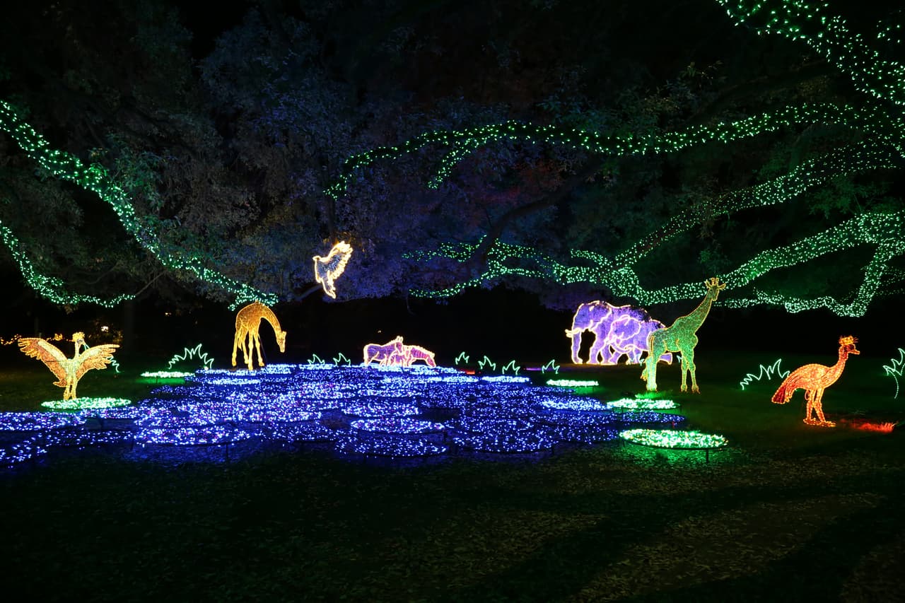 Entre las decoraciones se destacan las figuras de animales y sus hábitats.