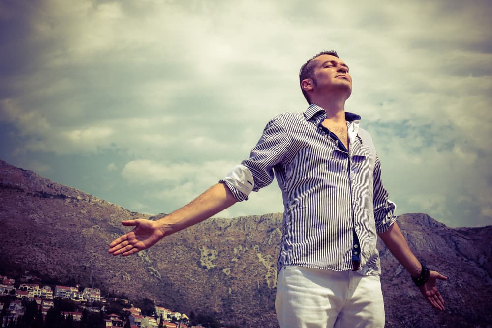 <b>SAGITARIO</b>
<br>Ellos son los viajeros del Zodiaco. Los independientes, los que aman la libertad y que nadie les ponga traba alguna. Tal vez eso puede afectarles en una relación, donde no tomen en cuenta a su pareja, no den su brazo a torcer o se sientan estancados o en una rutina, pero es justo ese sentimiento de independencia que podemos cimentar también en nosotros mismos.