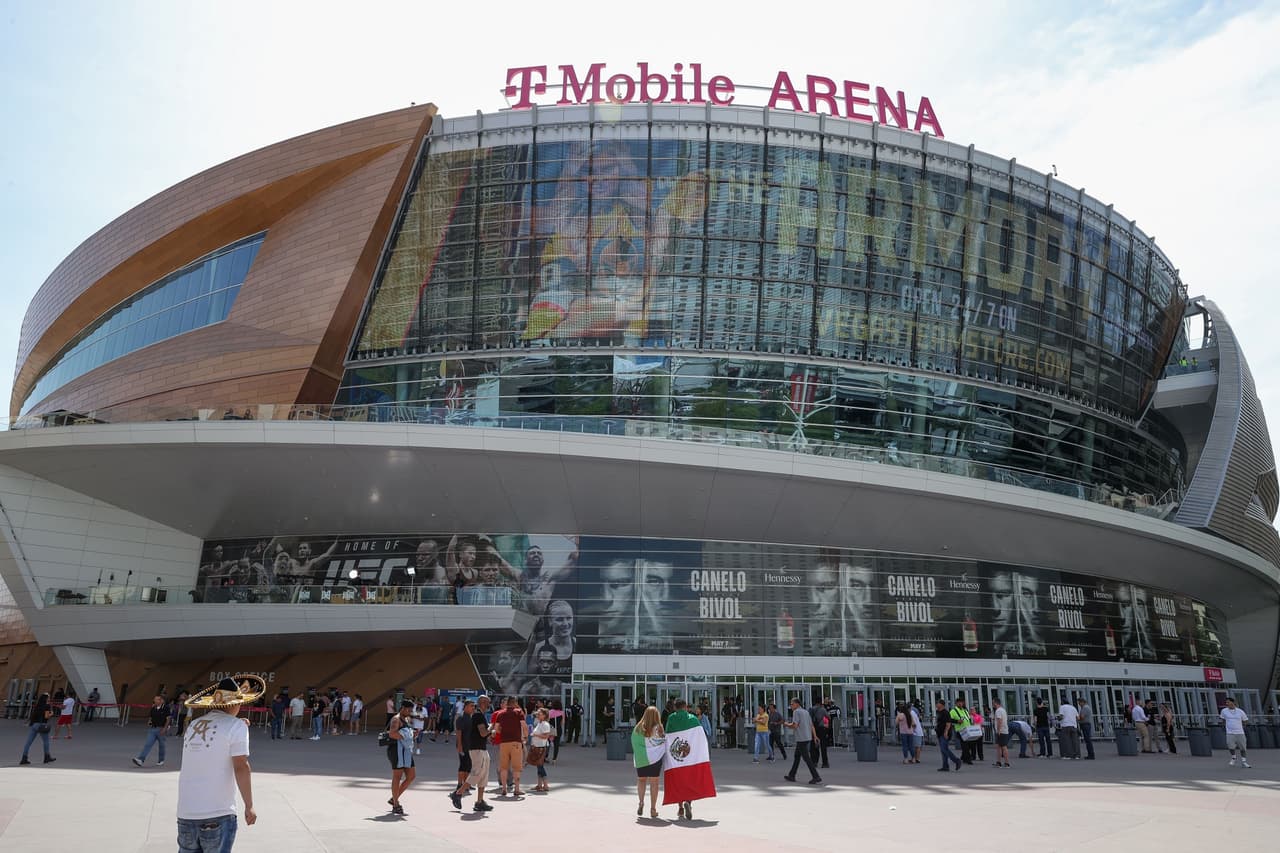 A menos de dos horas de que inicie el combate entre Canelo y Bivol, así se vive el ambiente afuera de la T-Mobile.