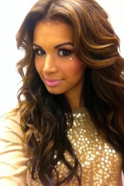 A través de las famosas fotos 'selfies' es como nuestra reina mantiene una estrecha relación con sus seguidores. Este tipo de fotos se han convertido en un fenómeno y no hay quién no se haya tomado una. Ahora puedes subir la tuya con el hashtag #NBLselfie para ganar un kit de belleza, los detalles aquí