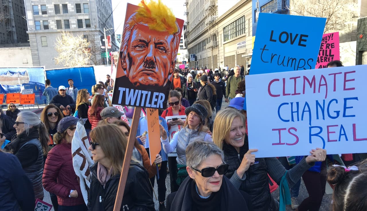 Decenas de miles de personas marcharon en Los Ángeles contra el gobierno de Trump.