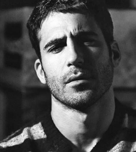 El apuesto y musculoso actor llega a la pantalla de UniMás para enamorarnos como ‘Alberto Márquez’ en la serie Velvet. Aquí te dejamos con las mejores del galán español más deseado por todas.