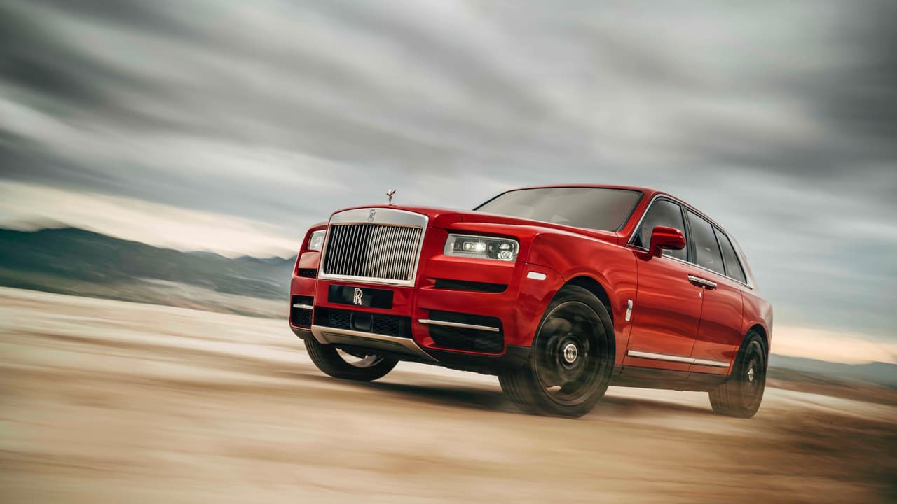 Cuando sus primeras unidades comiencen a llegar a los concesionarios Rolls-Royce en Estados Unidos, la Cullinan tendrá un precio inicial de 
<b>325,000 dólares</b>. De allí en adelante, el cielo es el límite.