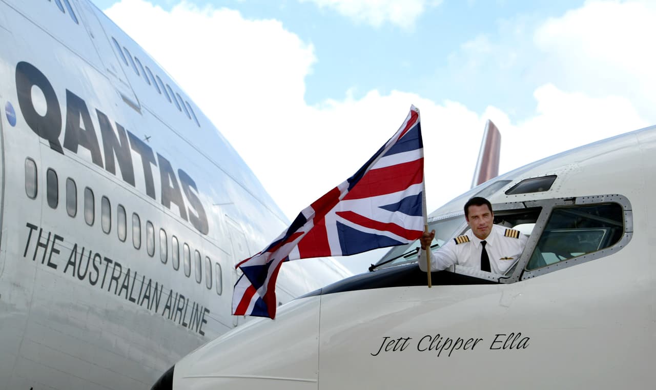 <h3 class="cms-H3-H3"><b>John Travolta</b></h3>
<br>
<br>John Travolta no solo disfruta de las ventajas de viajar en jets privados, sino que también posee y opera sus propios aviones. La estrella de Hollywood obtuvo la licencia de piloto cuando tenía 22 años y desde entonces ha volado todo tipo de máquinas, incluyendo un Boeing 707 que antes de ser parte de su colección perteneció a Qantas Airlines.