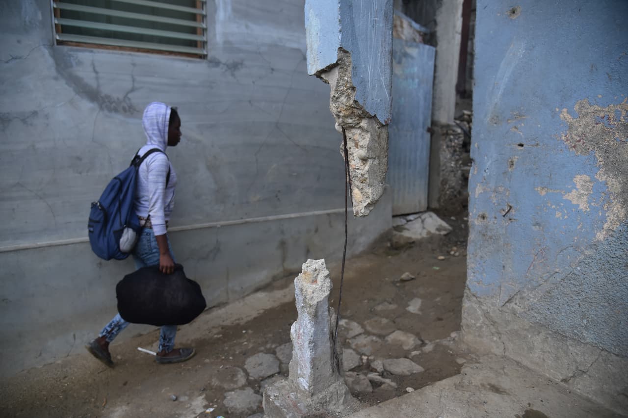 El portavoz del Gobierno, Eddy Jackson Alexis, dijo que la situación "está complicada", pero que las autoridades se esfuerzan por "responder y ayudar a la gente" afectada por el sismo. "Queremos evitar que las víctimas se sienten abandonadas", afirmó Alexis.