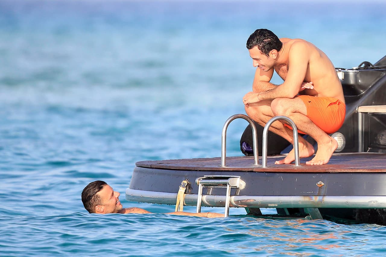 Invitó al guapo de Jwan a lanzarse al mar.