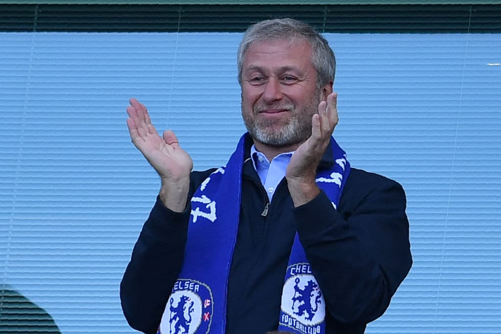 El propietario ruso del Chelsea, Roman Abramovich, aplaude mientras los jugadores celebran su título de liga al final del partido de fútbol de la Premier League entre Chelsea y Sunderland en Stamford Bridge en Londres el 21 de mayo de 2017.