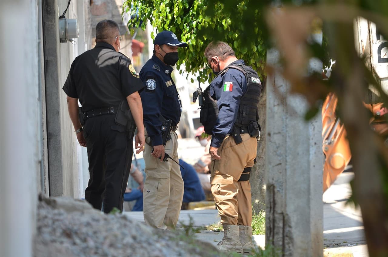 Policías laboran el jueves 19 de mayo de 2021 en el domicilio de Andrés 'N', el presunto asesino serial de Atizapán, Estado de México.