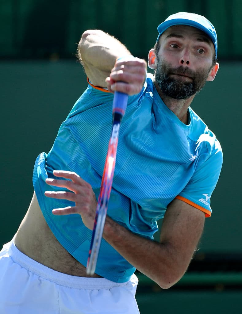Ivo Karlovic se convirtió en el primer tenista que gana un partido en el tour de la ATP con 40 o más años cumplidos.