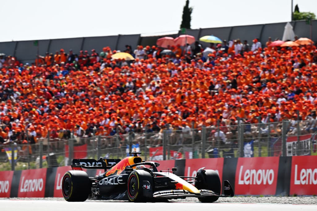 <b>Sergio 'Checo' Pérez</b> terminó en el segundo lugar del
<b>Gran Premio de España</b>, carrera en la que se impuso su compañero de equipo en la escudería
<b>Red Bull,</b>
<b>Max Verstappen</b>. El neerlandés logró su cuarta victoria de la temporada al encabezar un 'doblete' de Red Bull -líder de ambos campeonatos- que completó el mexicano, que firmó su decimoctavo podio en la F1.