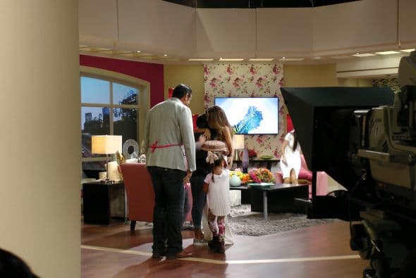 Los niños y el famoso papá llegaron al set para felicitar a la actriz y entregarle un pastel que cocinaron para demostrarle su amor.