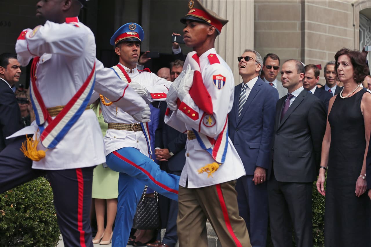 Roberta Jacobson participó junto a otros funcionarios de Estados Unidos en uno de los momentos más simbólicos del deshielo: en la ceremonia de reapertura de la embajada de Cuba, el 20 de julio de, 2015, en Washington, DC. La embajada fue cerrada en 1961.