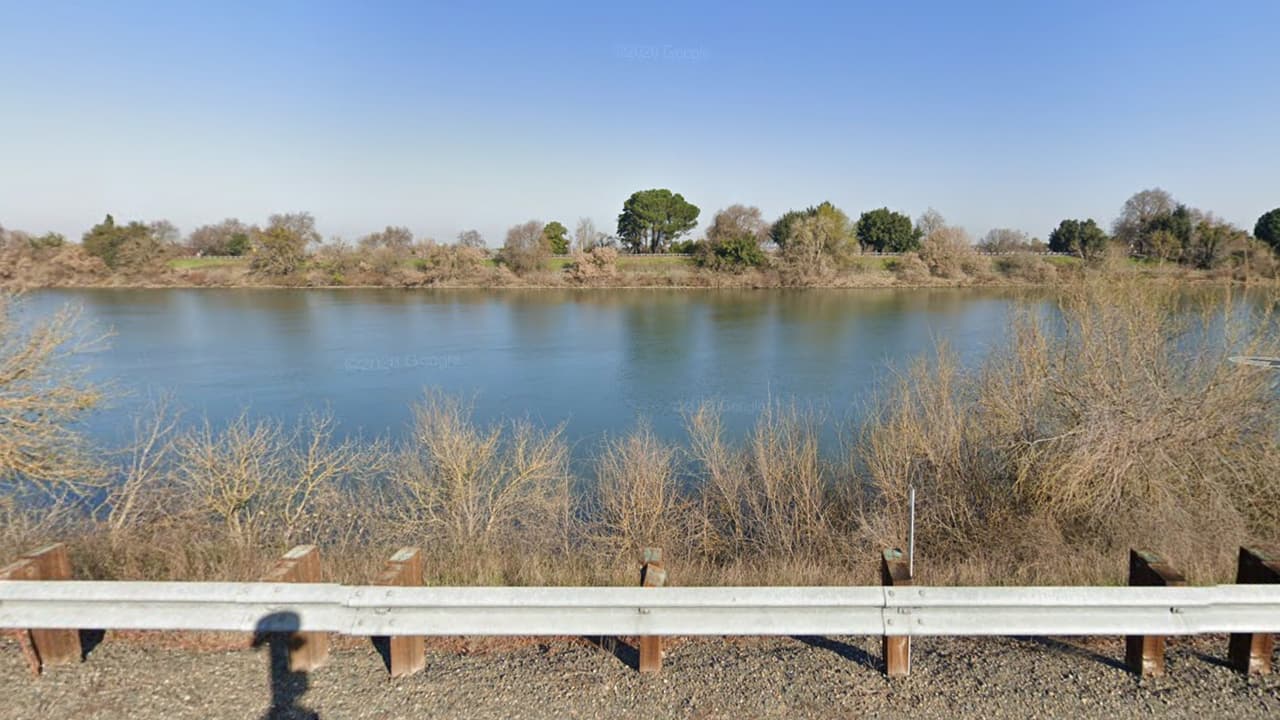 Auto con cuatro niños a bordo cae al Río Sacramento después de que la conductora recibió un disparo