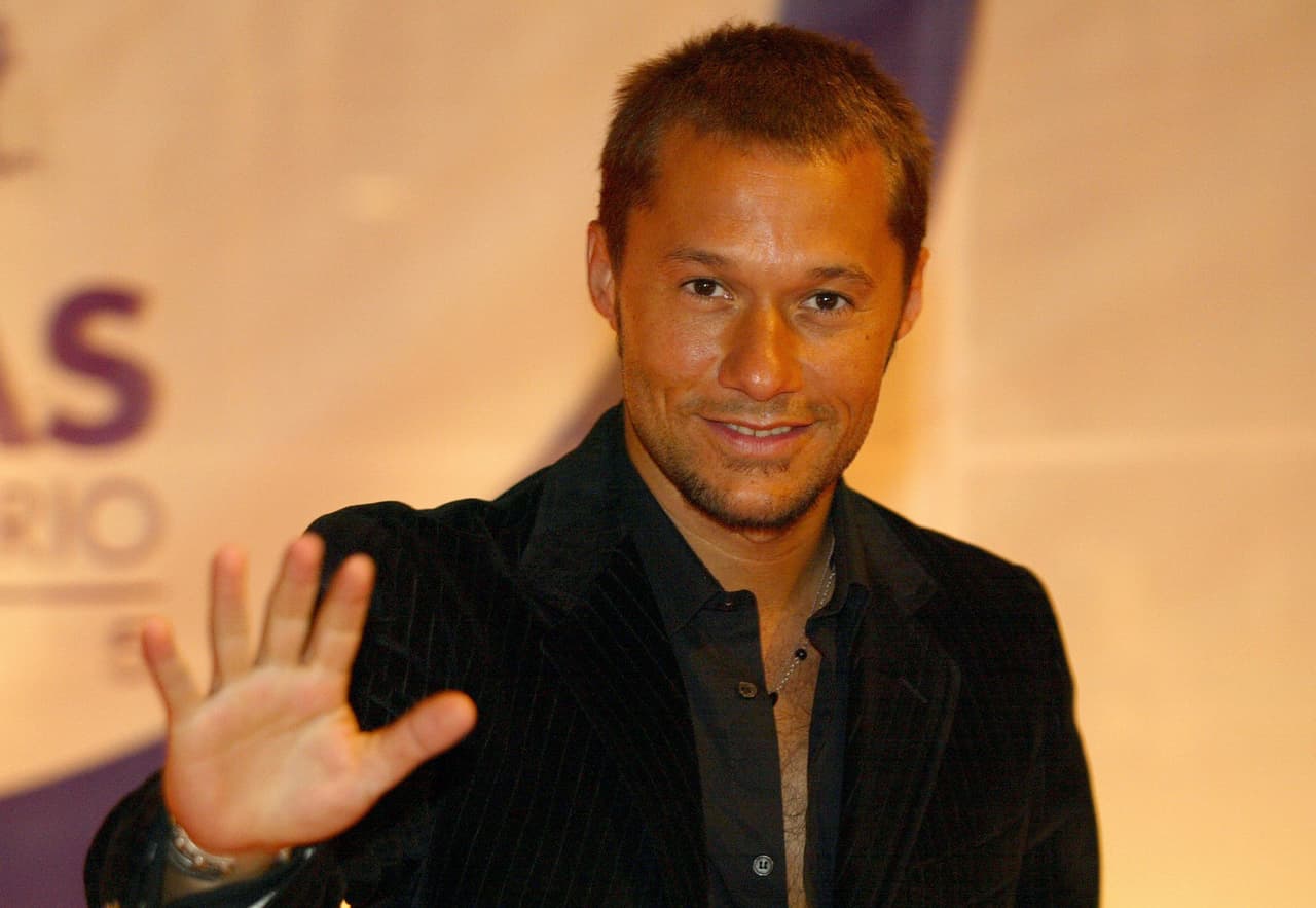 En 2005 lo vimos con el pelo muy corto, casi sin vello facial, y muy bronceado.