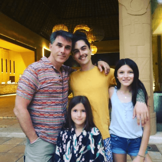 Fue hasta marzo de este año que Sergio Mayer se reencontró y reconcilió con su hijo. Con esta fotografía, que el actor publicó en Instagram, ambos confirmaron que el distanciamiento de meses había terminado.