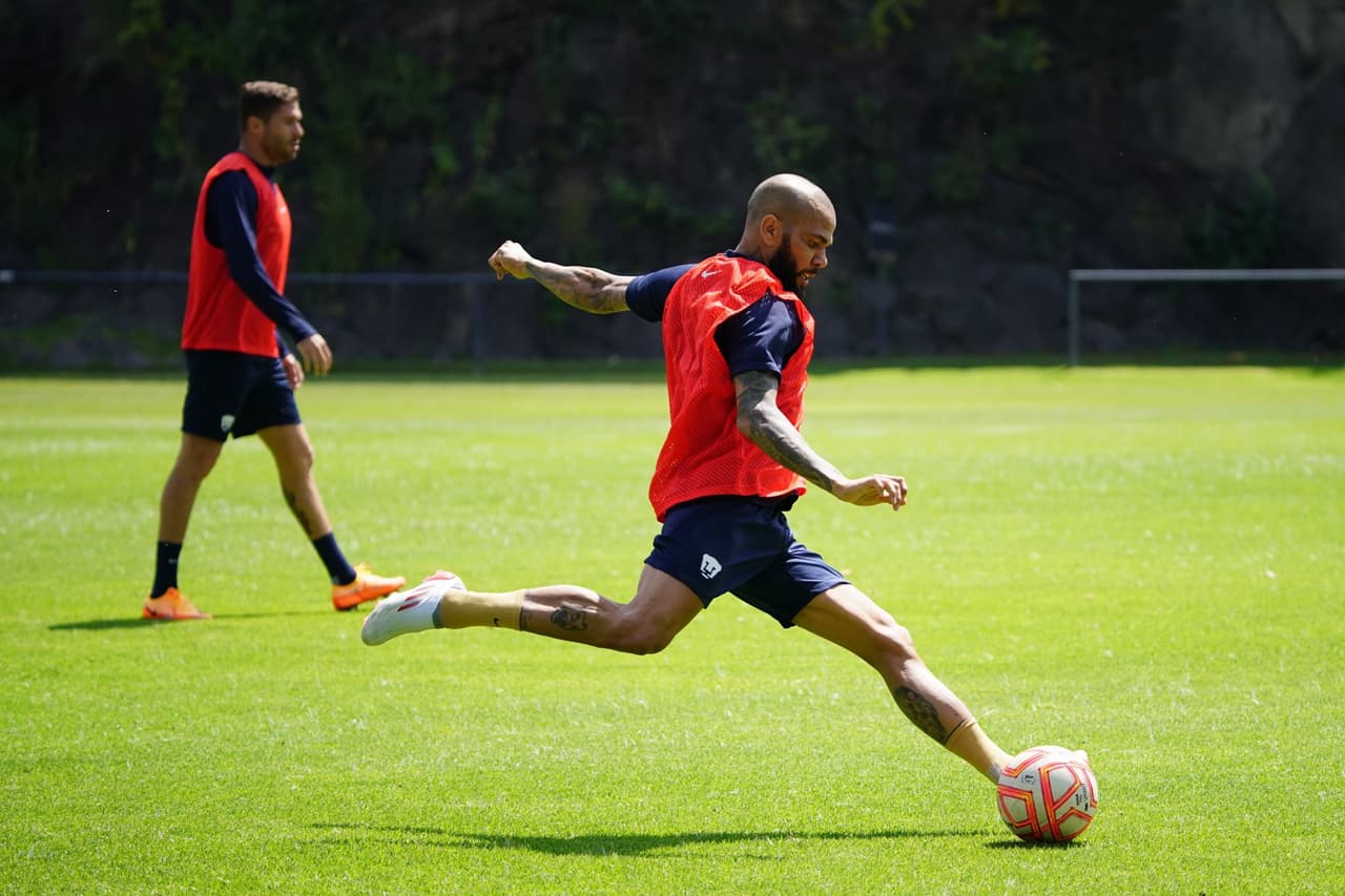 Dani Alves tuvo su primer entrenamiento con Pumas después de que realizara sus exámenes médicos y firmara su contrato.
