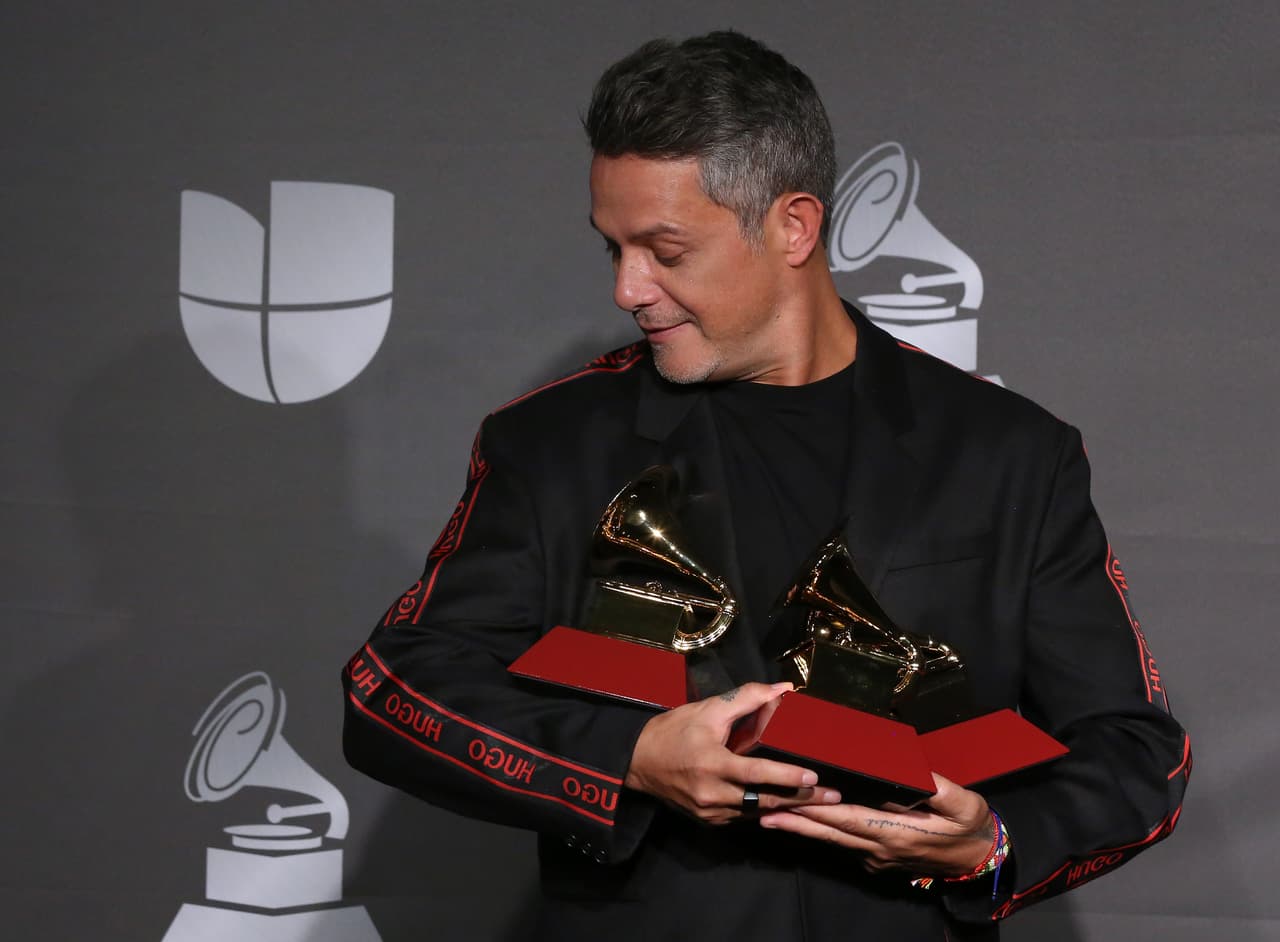 Alejandro Sanz, quien ganó tres Latin GRAMMY, los cargó como si fueran sus bebés. 
<br>