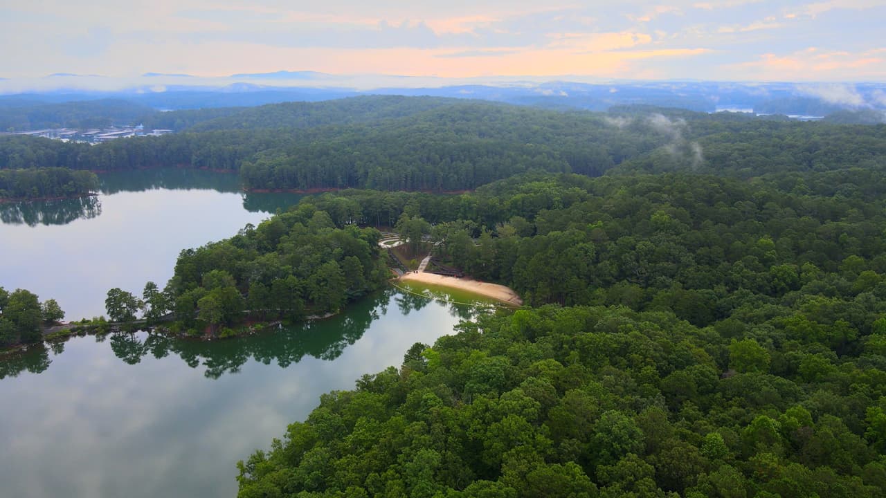 El parque tiene 1,776 acres (718 hectáreas) y está localizado a las orillas de Lake Allatoona.