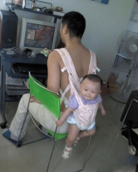 Nada, aquí cargando a mi hija mientras juego un rato.