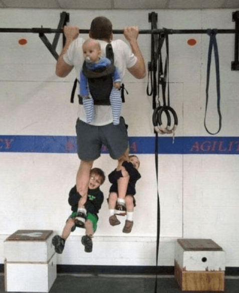 ¿Por qué comprar pesas cuando puedes usar a tus hijos?