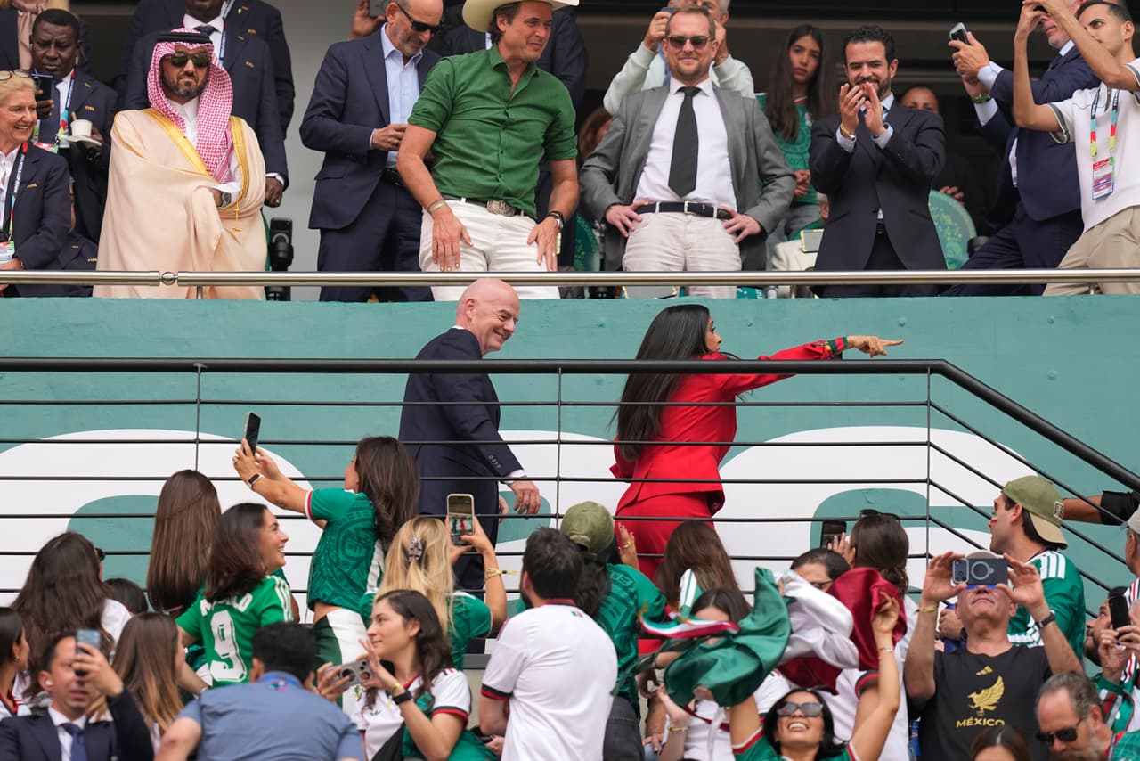 El presidente de la FIFA, Gianni Infantino (centro), camina junto a la actriz Salma Hayek antes del inicio del partido de fútbol del Grupo A de la Copa del Mundo entre México y Sudáfrica, en Ciudad de México.