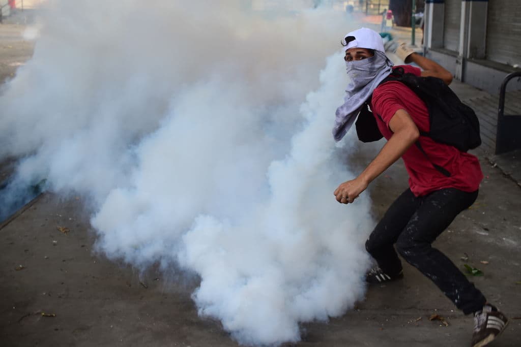 Muere en Venezuela una mujer en una movilización a favor de Maduro por el impacto de una botella con agua congelada 