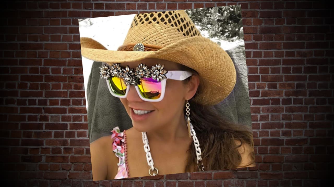 Ya sea en el auto, con su mejor amiga Lili Estefan o con su esposo Tommy Mottola, Thalis no puede estar sin lentes de sol. Y es que la cantante y actriz tiene una colección muy particular de gafas y aquí te mostramos algunas de ellas. ¿Cuál es tu favorito?
