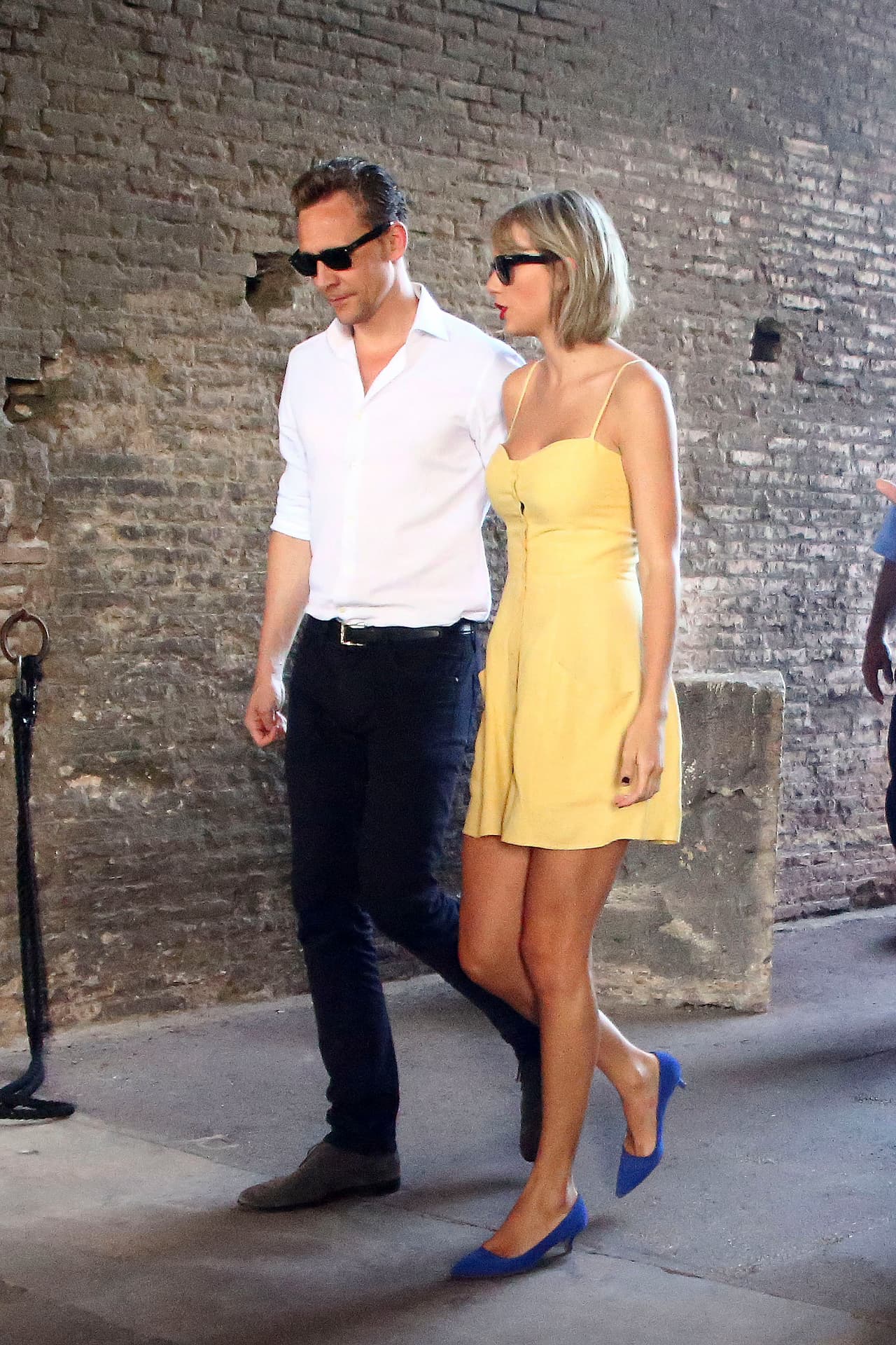 Taylor usó un adorable vestido amarillo.