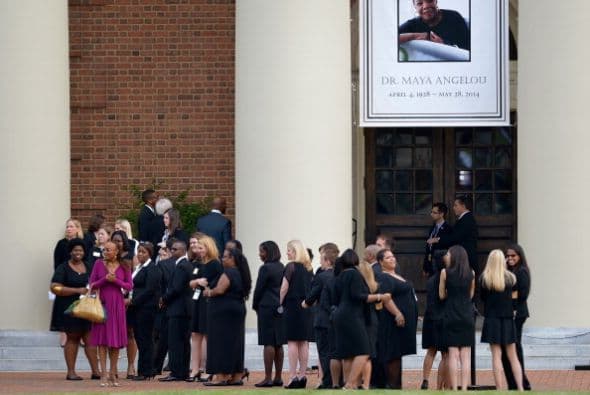 "Tenía la voz de Dios y Él ahora ha decido volverla a tomar prestada por un tiempo", explicó el ex presidente Bill Clinton.