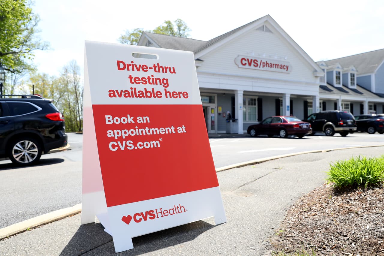 7) Al llegar al lugar, permanezca en su auto y siga las instrucciones que verá al llegar a la farmacia.