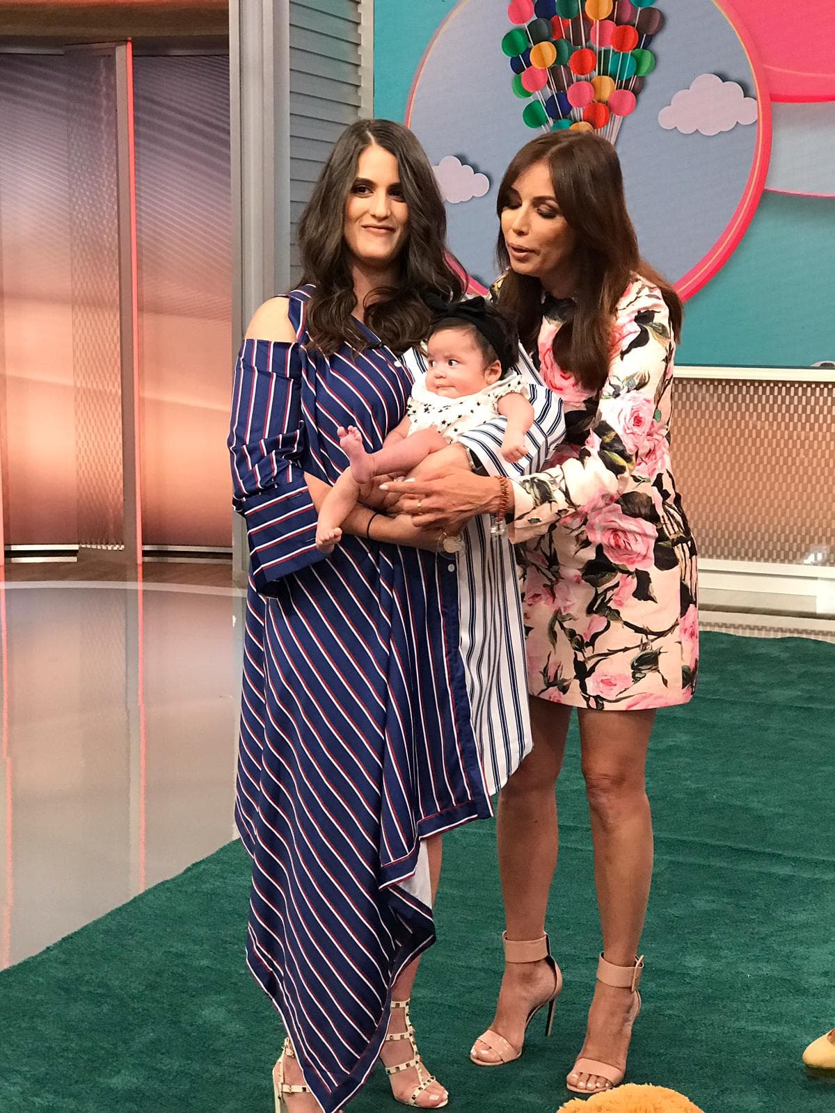 Junto a su hija Gabriella, a quien llama de cariño ‘tormenta tropical’, presentaron a la pequeña que las tiene enamoradas.
<br>