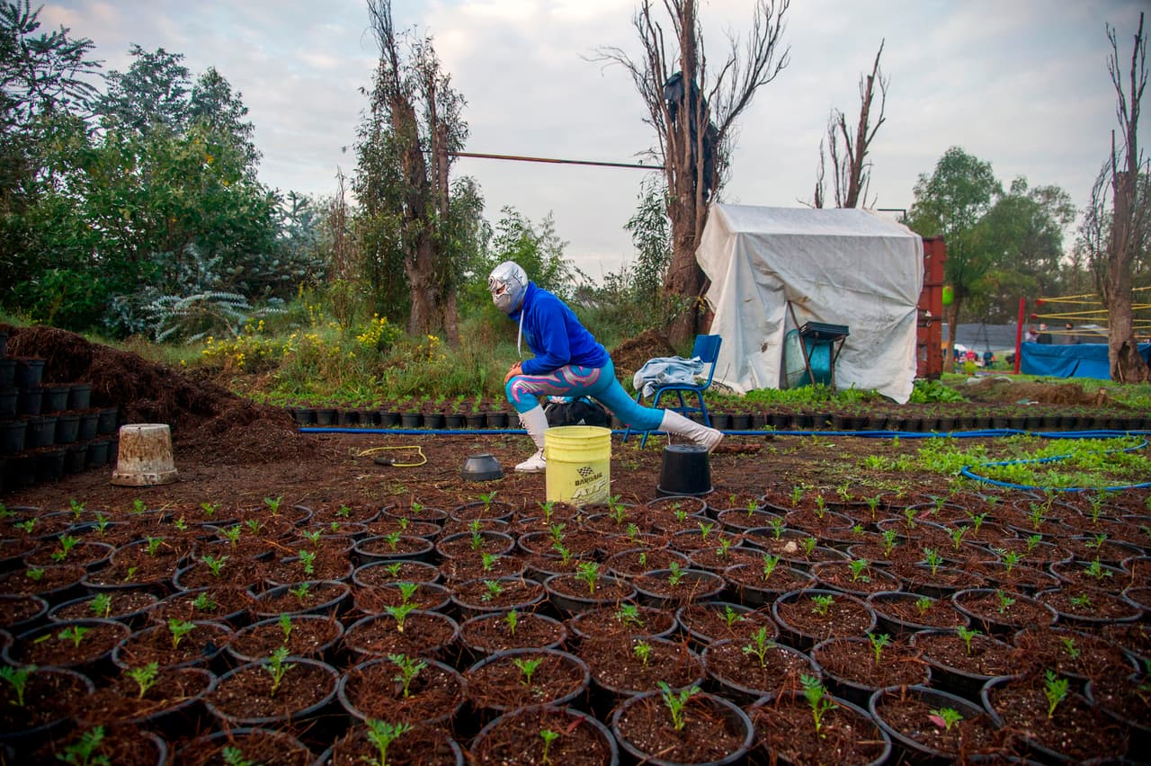 El luchador mexicano Gran Felipe Jr, calienta durante el evento Chinampalucha, rodeado del paisaje tradicional del emblemático Xochimilco, al sur de la Ciudad de México.