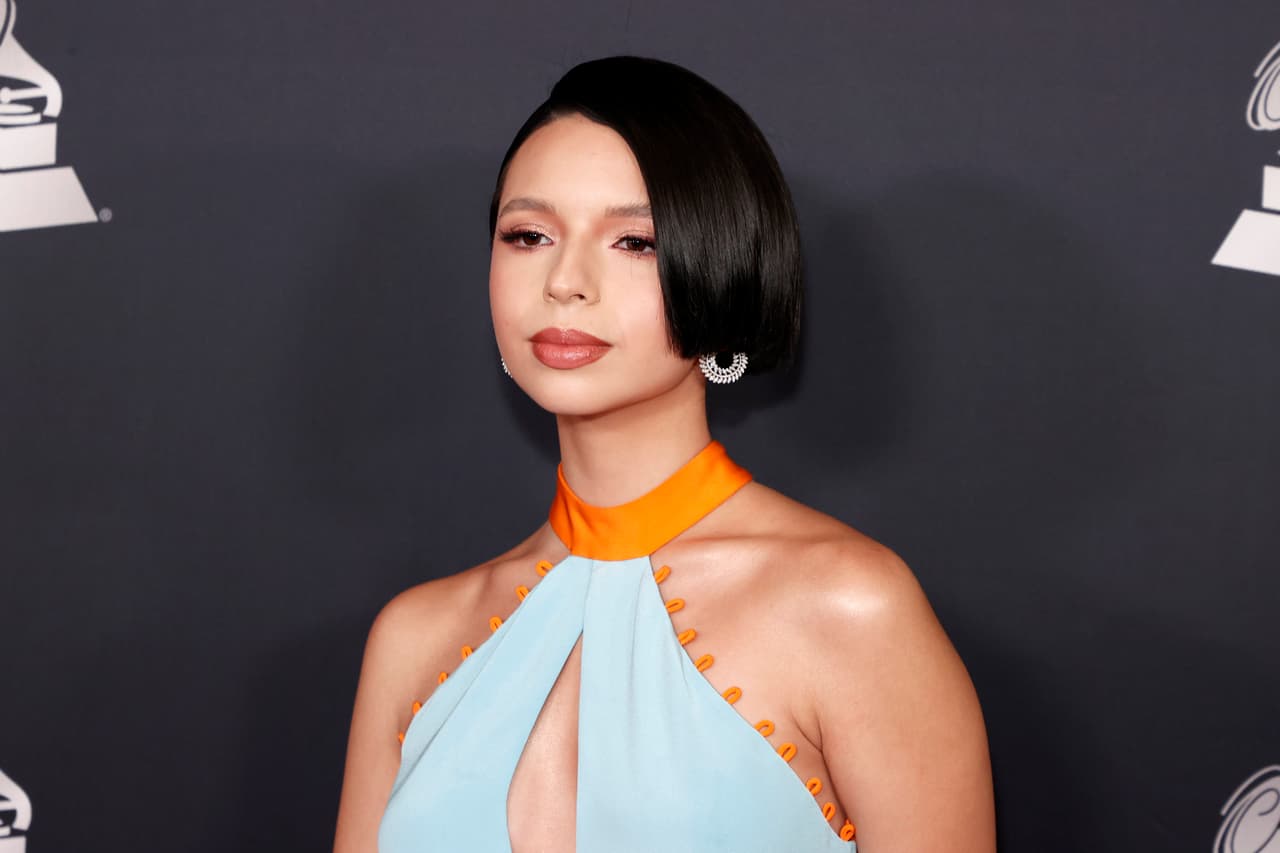 Las red carpet no son nada nuevo para la cantante del clan Aguilar, pues desde muy pequeña comenzó su paso por ellas y, a cada oportunidad, muestra sus mejores diseños. Como en los 
<a href="https://www.univision.com/famosos/looks-de-angela-aguilar-en-latin-grammy-2021-fotos">Latin GRAMMY 2021, donde Ángela apostó por un nuevo estilo</a>.