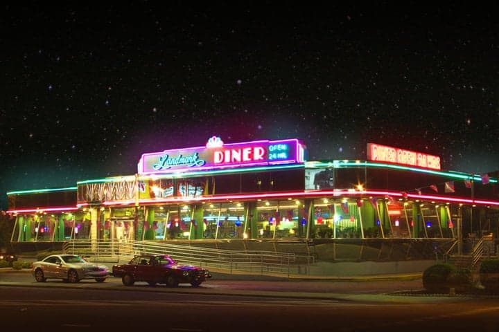 <b>Landmark Diner </b>
<br>Dirección: 3652 Roswell Rd NW. Atlanta, GA. 30305
<br>Teléfono: (404) 816-9090
<br>Sitio web: 
<a href="https://www.landmarkdiner.com/v3/">https://www.landmarkdiner.com/v3/</a> 
<br>
<b><a href="https://www.yelp.com/map/landmark-diner-atlanta-3">Cómo llegar</a></b>
<br>
<br>The Landmark Diner es de hecho un hito de Atlanta. Mientras que el restaurante original de Buckhead abrió en 1994, la segunda ubicación en el centro de la ciudad en Luckie Street abrió en 2003, y esa es claramente la ubicación más inspiradora para los buscadores de locaciones de producción. Estos son algunos proyectos que se han filmado allí: The Banker, Superintelligence, The Falcon and the Winter Soldier, Long Slow Exhale, Ozark S4 y Harold/Purple Crayon.