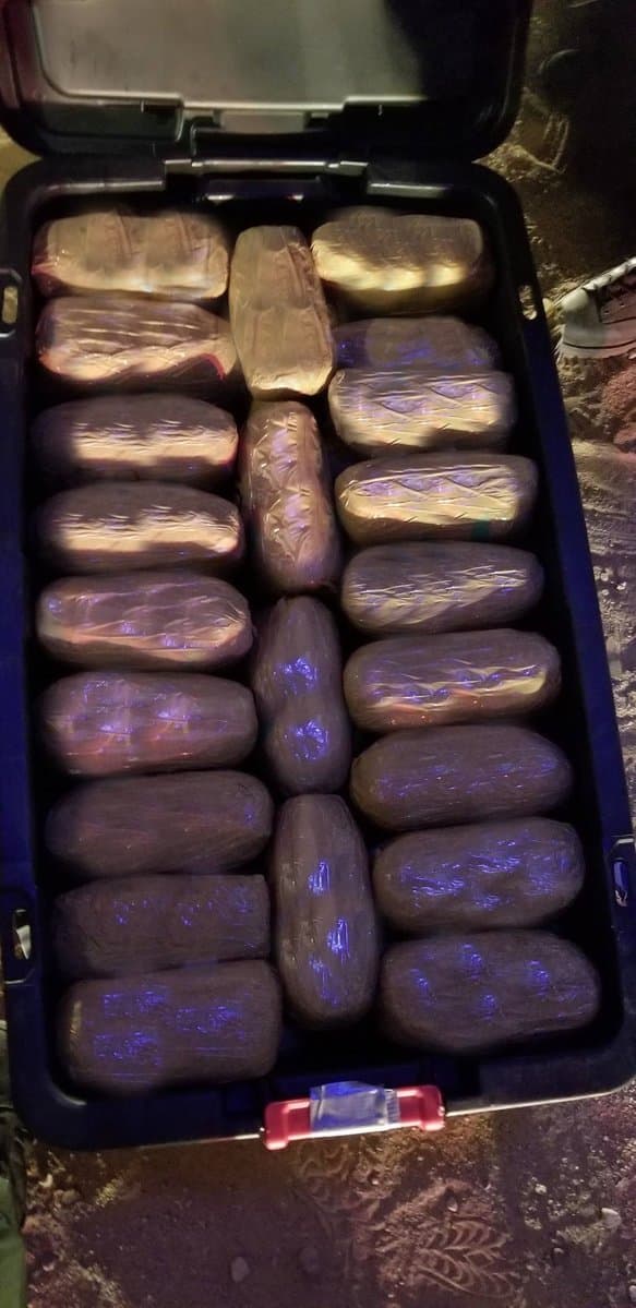 Aunque oficiales migratorios buscaron a bordo de patrullas y desde un helicóptero al piloto de la aeronave, no lo encontraron. El artefacto fue visto por el equipo de vigilancia de la Patrulla Fronteriza alrededor de las 11:00 pm de ese día en el sureste de Tucson.